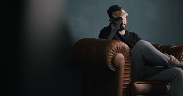 Image montrant un homme impuissant contre l'anxiété avant de découvrir l'efficacité de l'approche stratégique et systémique