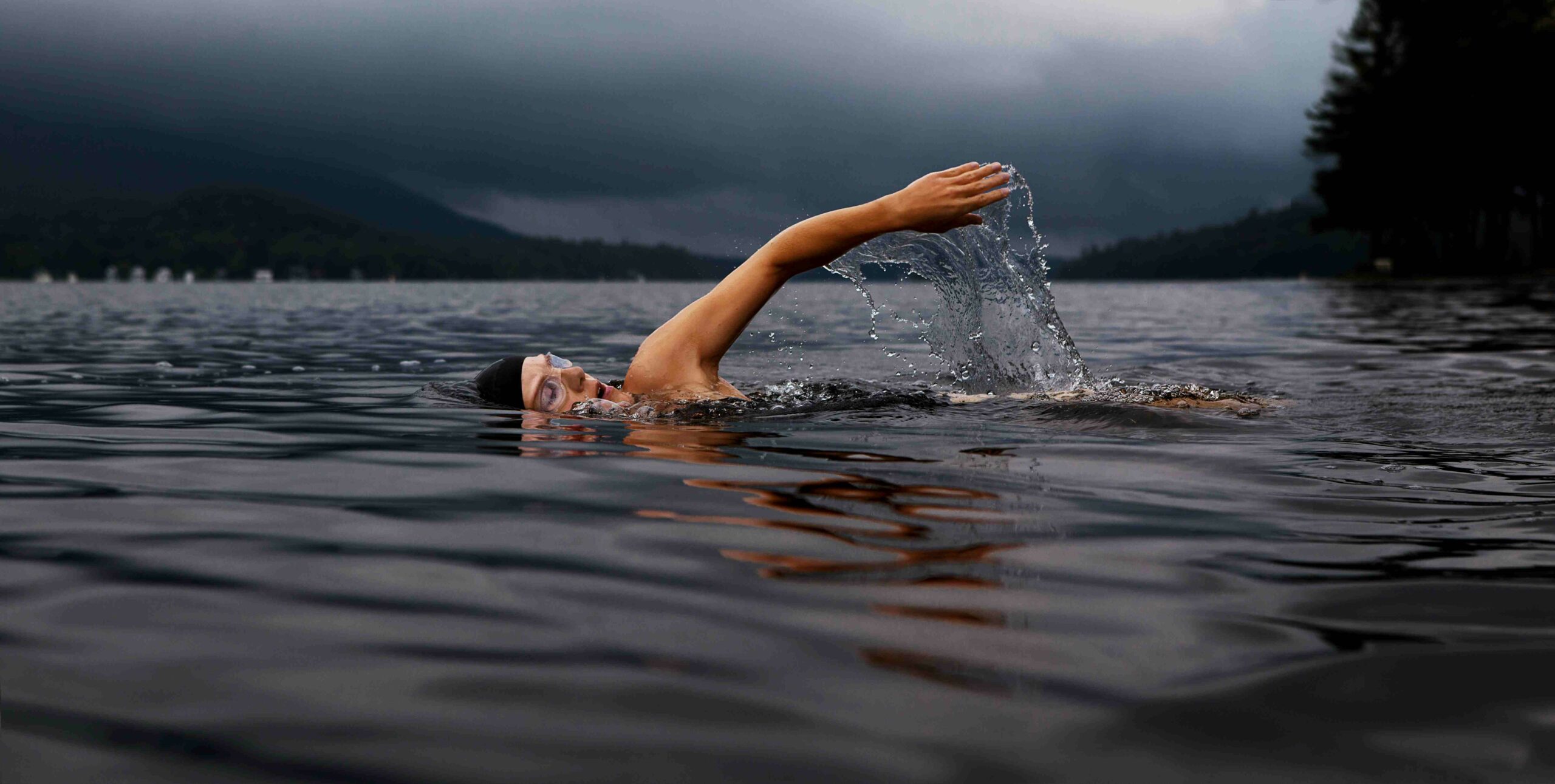 image représentant un homme nageant en eaux libres pour illustrer le flow