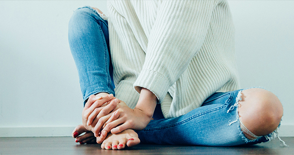 Illustration des douleurs articulaires, arthrose, en particulier au genou, et des inégalités hommes femmes du fait des disparités hormonales.