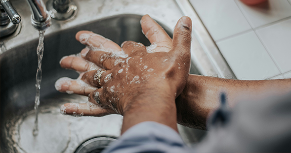 Image illustrant un Trouble Obsessionnel Compulsif (TOC) fréquent, le besoin compulsif de se laver les mains